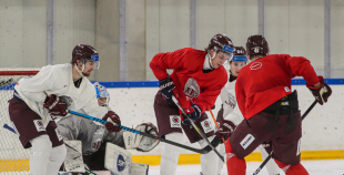 FOTO: Latvijas izlase pilnā sastāvā "slīpē" vairākumu