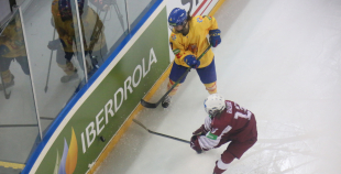 Latvijas sieviešu hokeja izlasei neveiksme pirmajā PČ spēlē