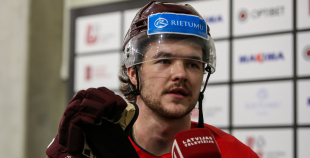 FOTO: Latvijas izlase pilnā sastāvā "slīpē" vairākumu