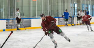 FOTO: Latvijas hokeja izlase gatavojas Pekinas olimpiskajām spēlēm