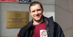 Latvijas hokeja valstsvienība viesojās Latvijas vēstniecībā Korejā 