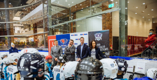 “Maxima” dāvina vārtsarga ekipējumu jaunajiem Rīgas hokejistiem