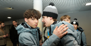 FOTO: Mājās atgriežas mūsu 3x3 olimpiskie čempioni hokejā!