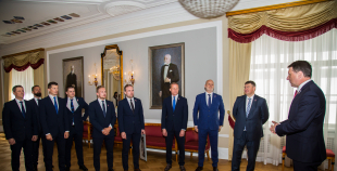FOTO: Latvijas hokeja izlase viesojās Rīgas pilī pie Valsts prezidenta