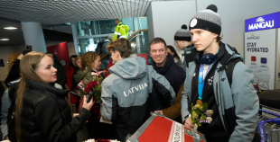 FOTO: Mājās atgriežas mūsu 3x3 olimpiskie čempioni hokejā!