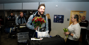 FOTO: Mājās atgriežas mūsu 3x3 olimpiskie čempioni hokejā!