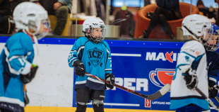 “Maxima” dāvina vārtsarga ekipējumu jaunajiem Rīgas hokejistiem