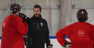 FOTO: Latvijas izlase pilnā sastāvā "slīpē" vairākumu