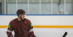 FOTO: Latvijas hokeja izlase gatavojas Pekinas olimpiskajām spēlēm