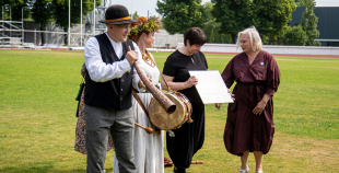 Latvijas hokeja izlase saņem solītās biļetes uz Dziesmu un Deju svētkiem