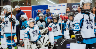 “Maxima” dāvina vārtsarga ekipējumu jaunajiem Rīgas hokejistiem