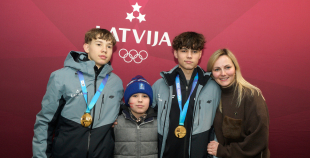 FOTO: Mājās atgriežas mūsu 3x3 olimpiskie čempioni hokejā!