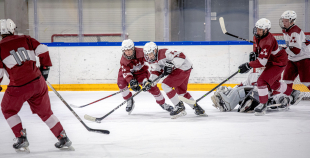 Uz oriģinālā izmēra laukumiem aizvadīti pirmie 3 pret 3 ledus treniņi