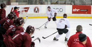 Latvijas izlases treniņnometnei pievienojušies Kaspars Daugaviņš un Kristaps Sotnieks