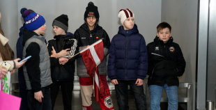 FOTO: Mājās atgriežas mūsu 3x3 olimpiskie čempioni hokejā!