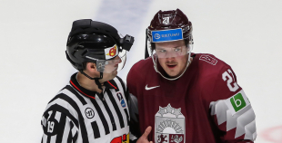 Latvijas hokeja izlase sīvā cīņā atzīst Krievijas valstsvienības pārākumu 
