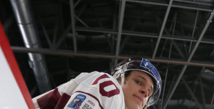 Latvijas hokejisti sīvā cīņā piekāpjas Slovākijas komandai