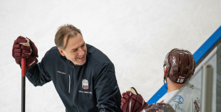 FOTO: Latvijas hokeja izlase gatavojas Pekinas olimpiskajām spēlēm