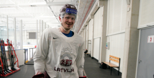 FOTO: Merzļikins un Latvijas hokeja izlases treniņš