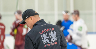 FOTO: Latvijas hokeja izlase gatavojas Pekinas olimpiskajām spēlēm