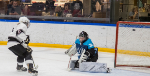 Vakar tika aizvadīta pirmā "Optibet" Baltijas sieviešu hokeja čempionāta spēle starp SHK "Laima" un "L&L Hope"