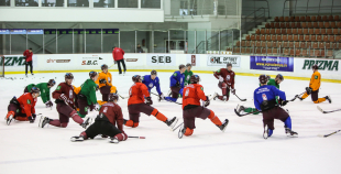 Piektdienas treniņā izlases rindas papildina vairāki līderi