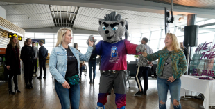 Lidostā “Rīga” atklāta IIHF Pasaules Čempionāta Hokejā informācijas un atpūtas zona faniem