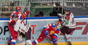 Latvijas hokeja izlase aizraujošā mačā piekāpjas Krievijas valstsvienībai 