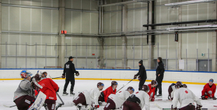 FOTO: Latvijas izlase pilnā sastāvā "slīpē" vairākumu