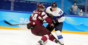 Latvija hokeja izlase sīvā cīņā atzīst Somijas pārākumu