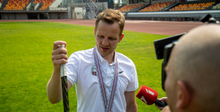 Latvijas hokeja izlase saņem solītās biļetes uz Dziesmu un Deju svētkiem