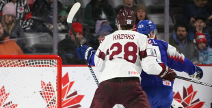 Latvijas hokejisti sīvā cīņā piekāpjas Slovākijas komandai