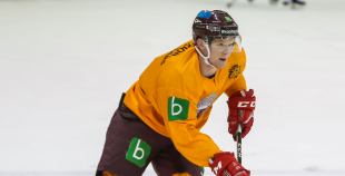 FOTO: Latvijas hokeja izlase aizvada pirmo treniņu gatavojoties pasaules čempionātam