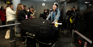 FOTO: Mājās atgriežas mūsu 3x3 olimpiskie čempioni hokejā!