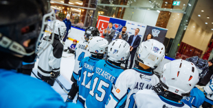 “Maxima” dāvina vārtsarga ekipējumu jaunajiem Rīgas hokejistiem