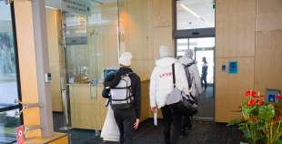 FOTO: Latvijas hokeja izlases dodas uz Pekinas olimpiskajām spēlēm