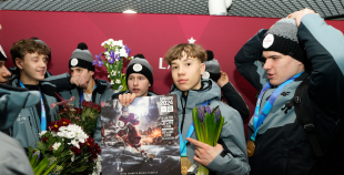 FOTO: Mājās atgriežas mūsu 3x3 olimpiskie čempioni hokejā!