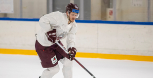 FOTO: Latvijas izlase pilnā sastāvā "slīpē" vairākumu