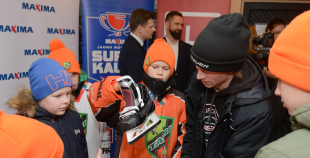 “Maxima” dāvina vārtsarga ekipējumu mazajiem Talsu hokejistiem