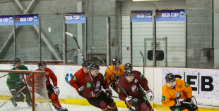 Piektdienas treniņā izlases rindas papildina vairāki līderi