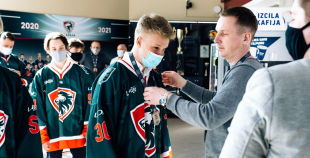 HK Liepāja pasniegtas OHL bronzas medaļas