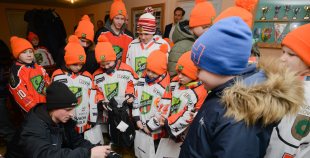 “Maxima” dāvina vārtsarga ekipējumu mazajiem Talsu hokejistiem