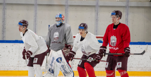 FOTO: Latvijas izlase pilnā sastāvā "slīpē" vairākumu