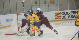 Latvijas sieviešu hokeja izlasei neveiksme pirmajā PČ spēlē