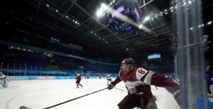 Latvija hokeja izlase sīvā cīņā atzīst Somijas pārākumu
