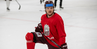 FOTO: Latvijas izlase pilnā sastāvā "slīpē" vairākumu