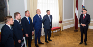 FOTO: Latvijas hokeja izlase viesojās Rīgas pilī pie Valsts prezidenta