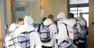 FOTO: Latvijas hokeja izlases dodas uz Pekinas olimpiskajām spēlēm