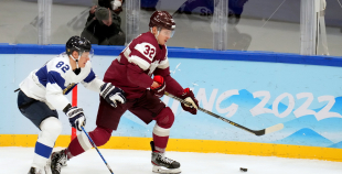 Latvija hokeja izlase sīvā cīņā atzīst Somijas pārākumu