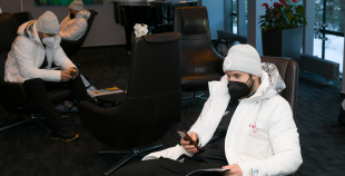 FOTO: Latvijas hokeja izlases dodas uz Pekinas olimpiskajām spēlēm